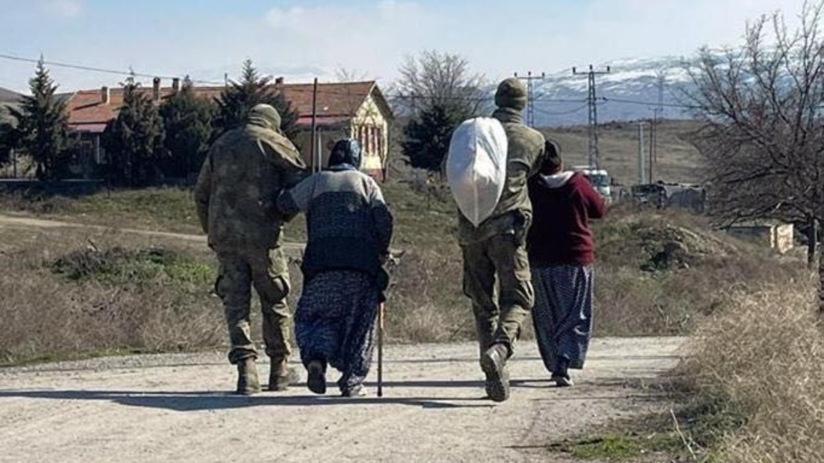 Mehmetçik afet bölgesinde depremzedelerle birlikte