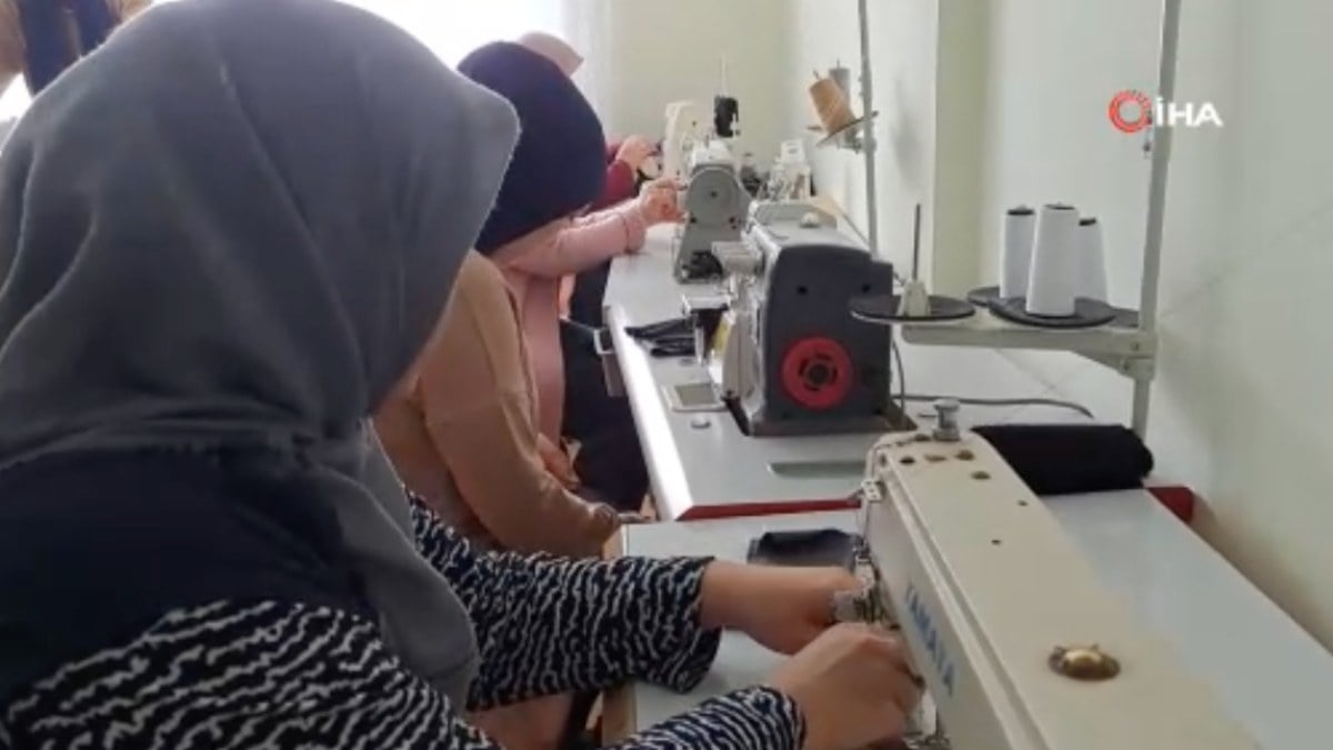 Bitlis'te depremzedelere battaniye ve giysi üretiyorlar