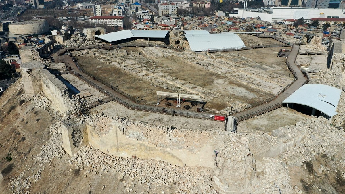 Deprem Gaziantep Kalesi'ni de vurdu! Tahribatın oluştuğu kale drone ile havadan görüntülendi