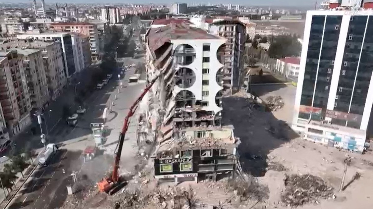 Diyarbakır’da yıkımın nedeni kolon kesme, zemin suyu ve çıkma balkon