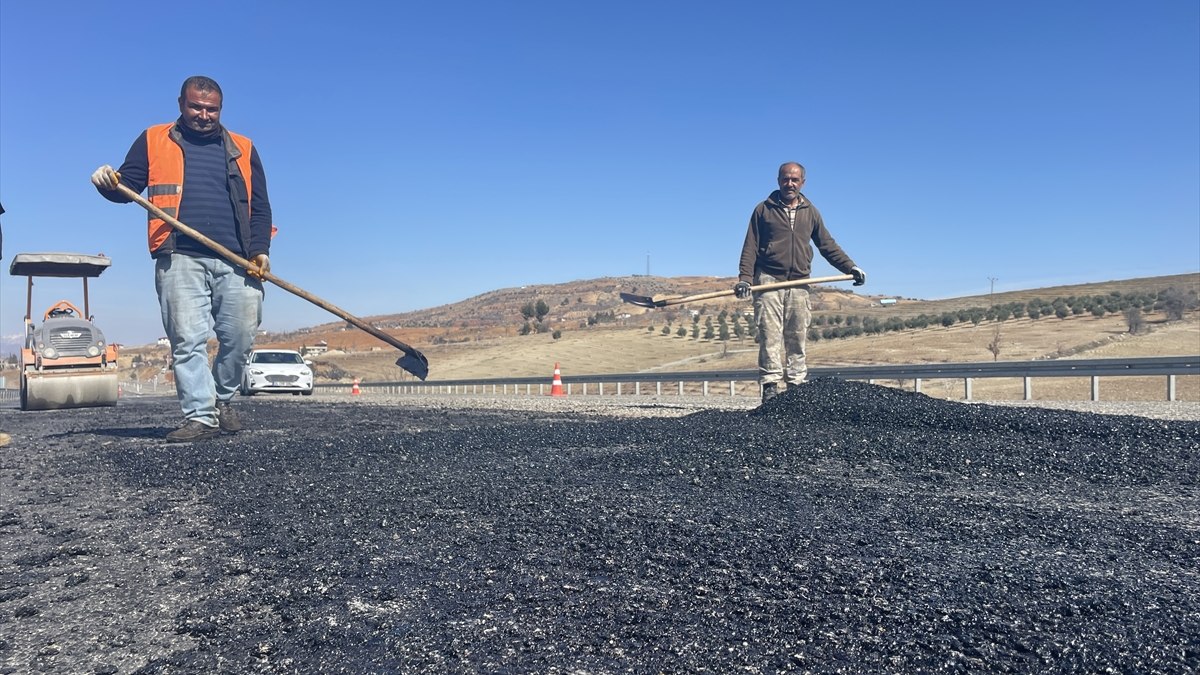 Kahramanmaraş'ta depremde hasar gören kara yolları onarılıyor