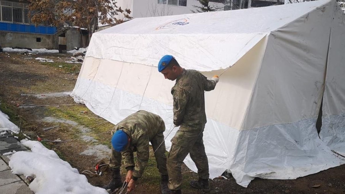 Mehmetçik deprem bölgesinde 59 bin 985 çadır kurdu