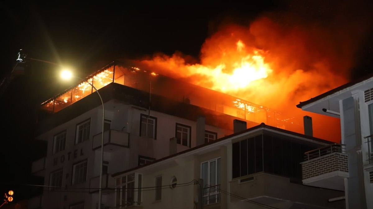 Sakarya'da otel çatısında yangın