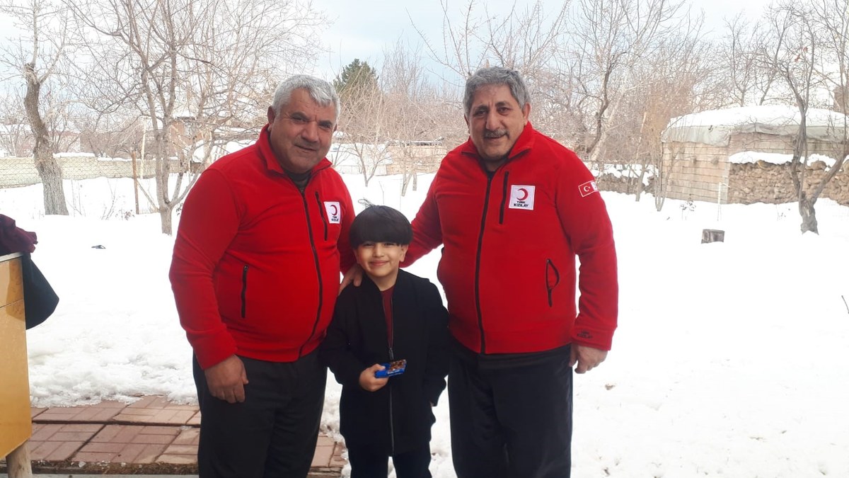 Bitlis'te 5 yaşındaki çocuk kumbarasını depremzede çocuklara bağışladı
