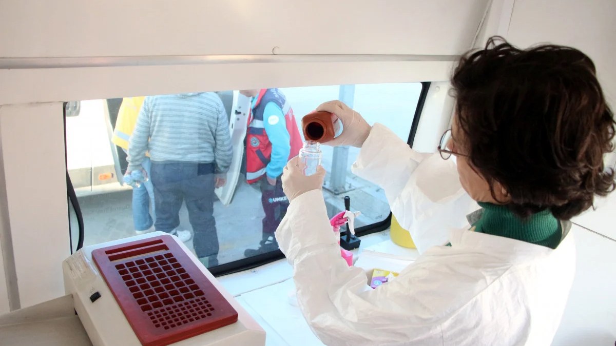 Hatay'da mobil laboratuvar salgın hastalıklara karşı çalışıyor