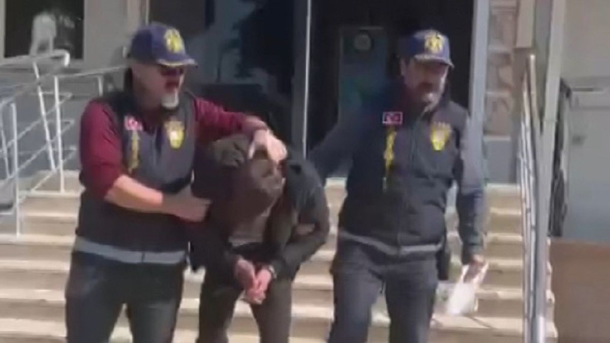 İzmir'de polis görünümlü dolandırıcı suçüstü yakalandı