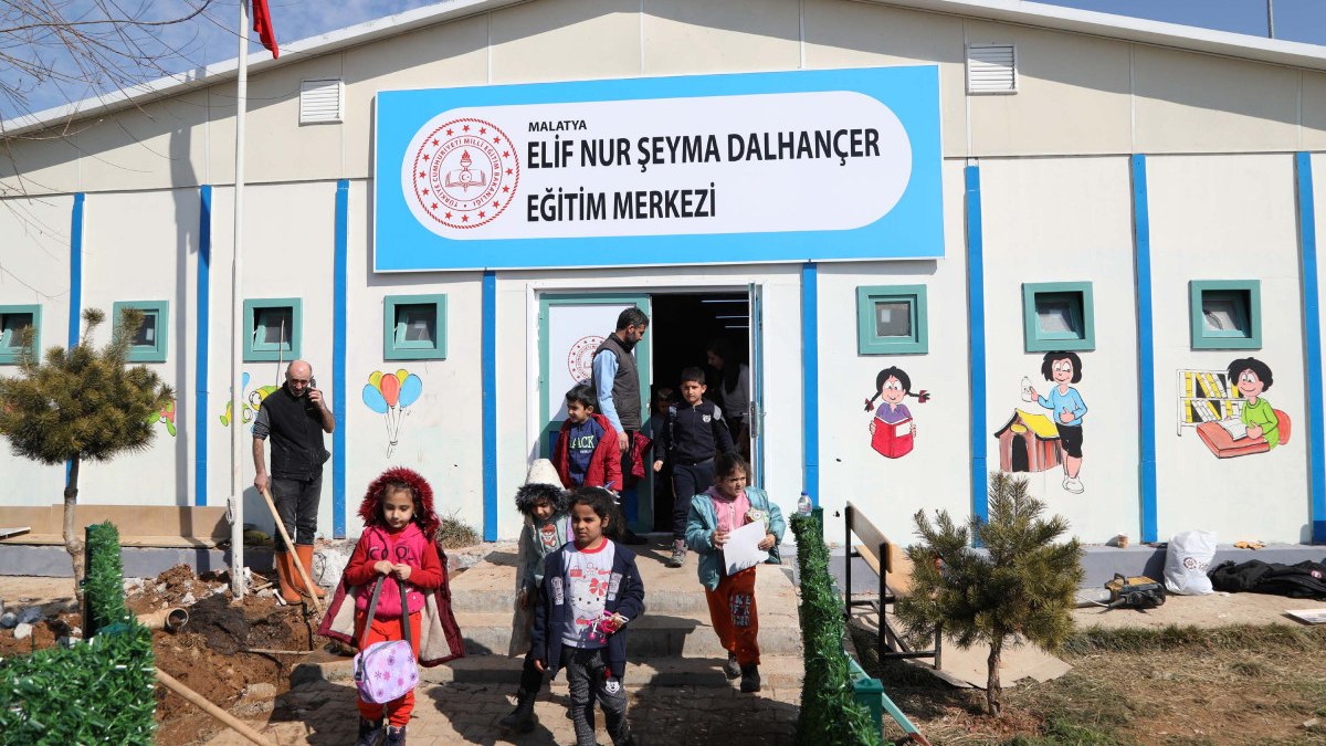 Depremden etkilenen Malatya'da kurulan konteynerde ilk ders zili çaldı