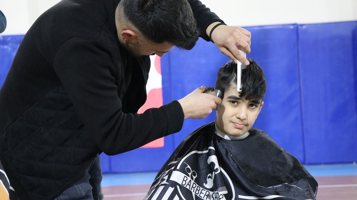 Elazığ'da KYK yurtlarına yerleştirilen depremzedeler, gönüllü berberler tarafından tıraş edildi