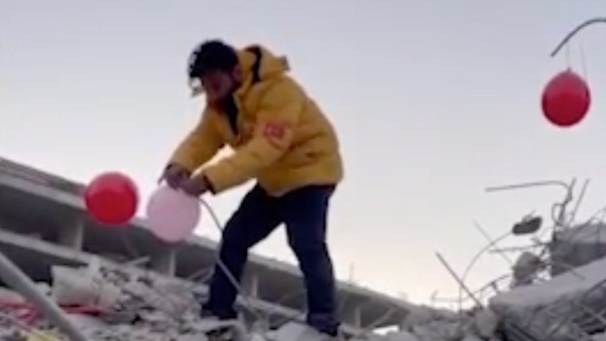 Adem Metan'ın depremde ölen çocuklar için astığı balonlar ABD medyasında