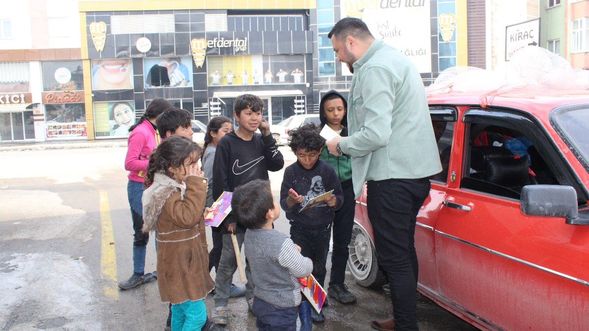 Ordu'da gördüğü rüyadan etkilenerek deprem bölgesine oyuncak dağıttı