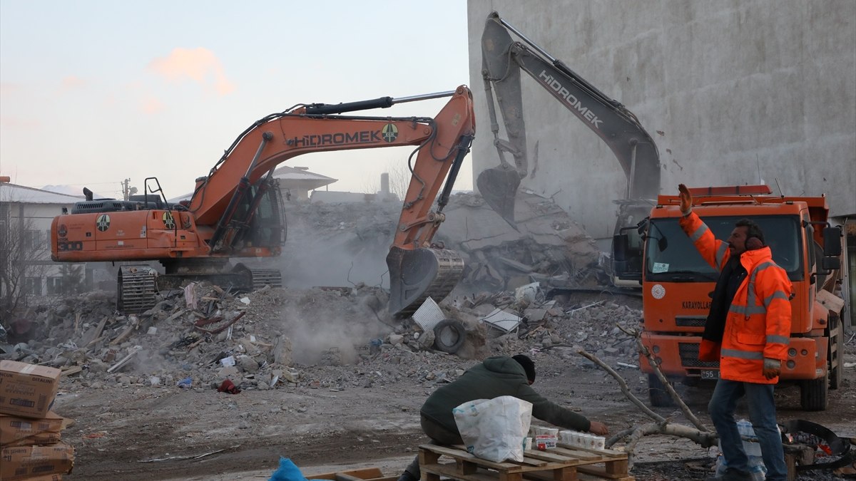 Elbistan'da günde 60 tane enkaz kaldırılıyor