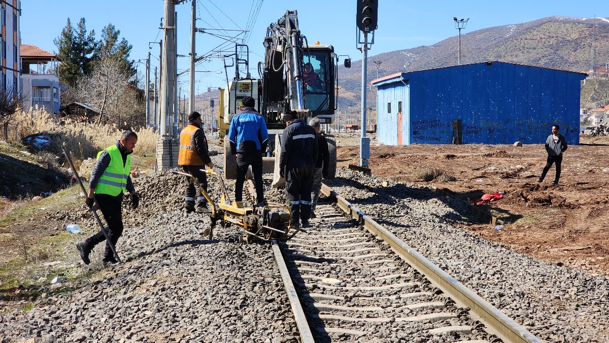 Depremlerin ardından bin 275 kilometrelik demir yolu hattında hasar oluştu