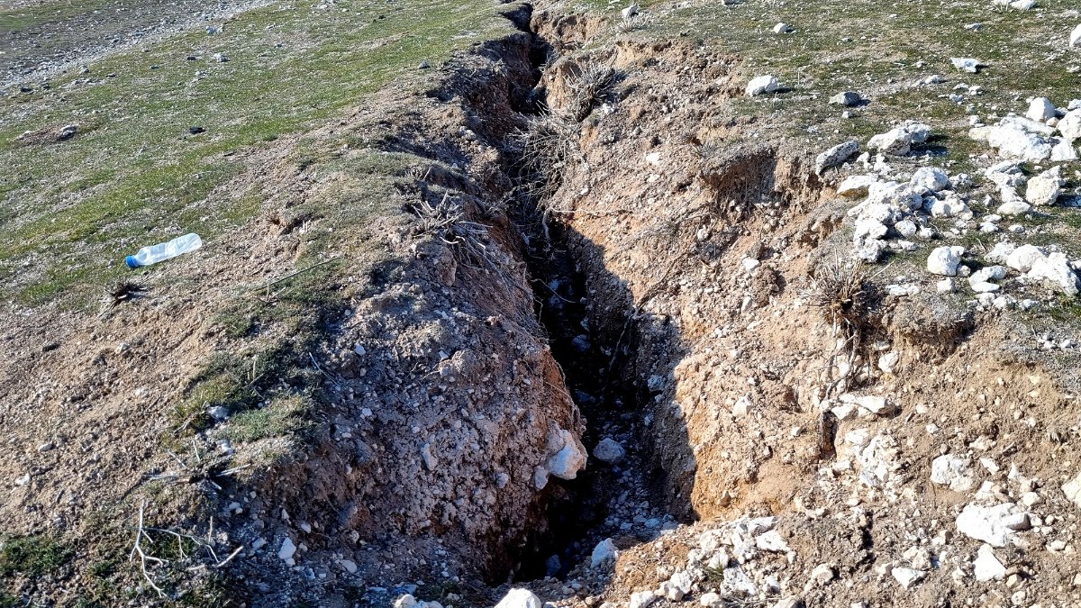 Depremler Nedeniyle Aksaray’da Yol Ve Araziler Yarıldı