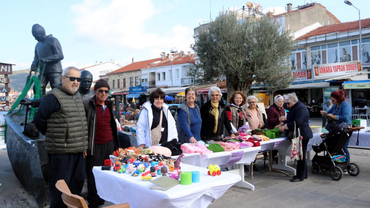 İzmir'de yaşan huzurevi sakinleri sattıkları ürünlerle depremzedelere destek veriyor