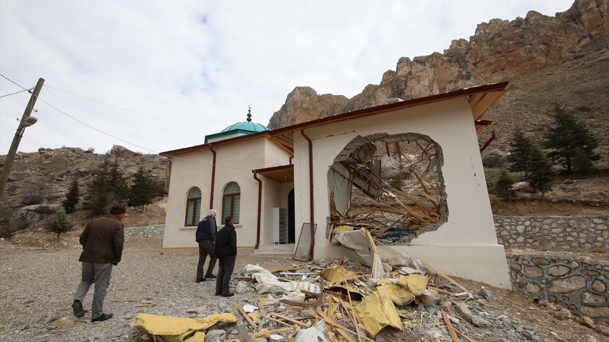 Malatya'da kaya parçası türbe mescidini yıktı