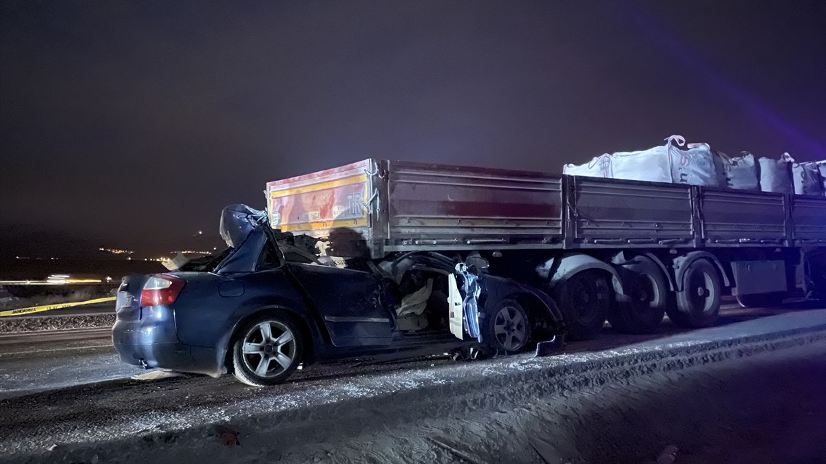 Niğde'de feci kaza! Tıra çarpan otomobilin sürücüsü öldü