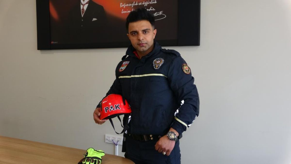 Malatya'da polis enkazdan çıkardığı Beyza'yı, Van depreminde yaşadıklarıyla teselli etti