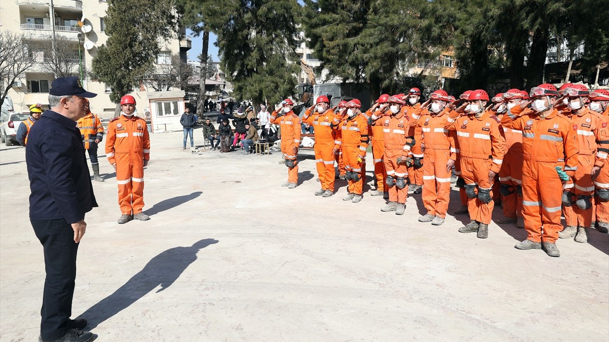 Milli Savunma Bakanı Hulusi Akar: Mehmetçik 326 kişiyi enkazdan kurtardı