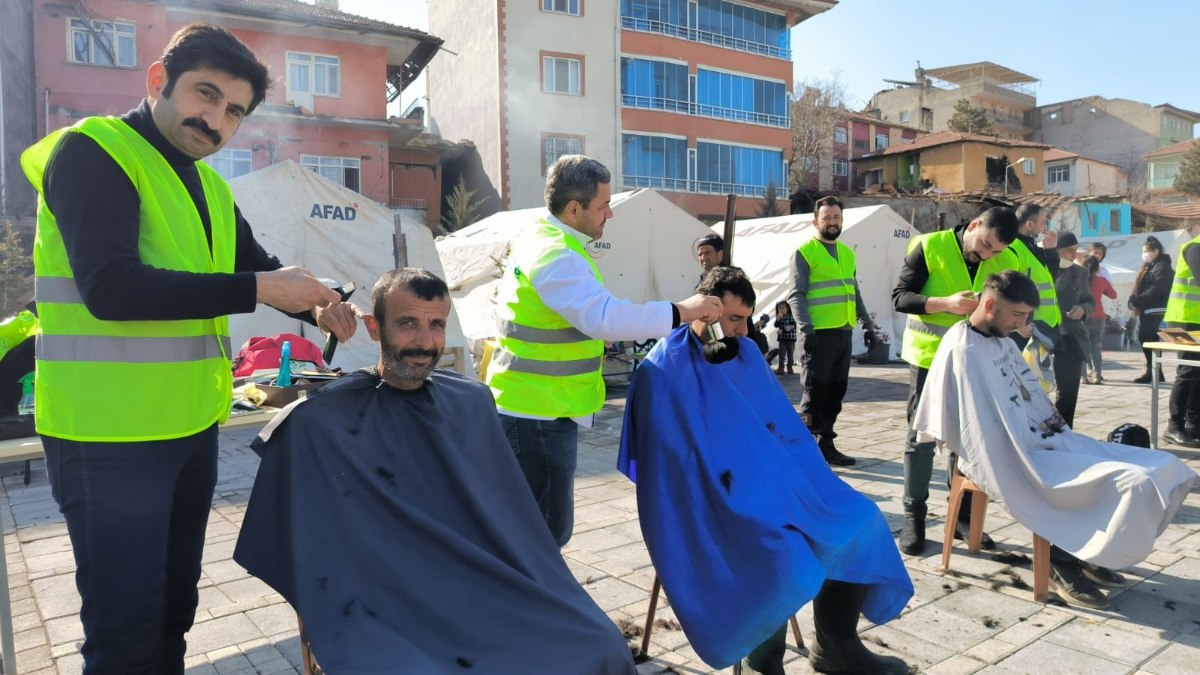 Sivaslı kuaför ve berberlerden depremzedelere gönüllü hizmet