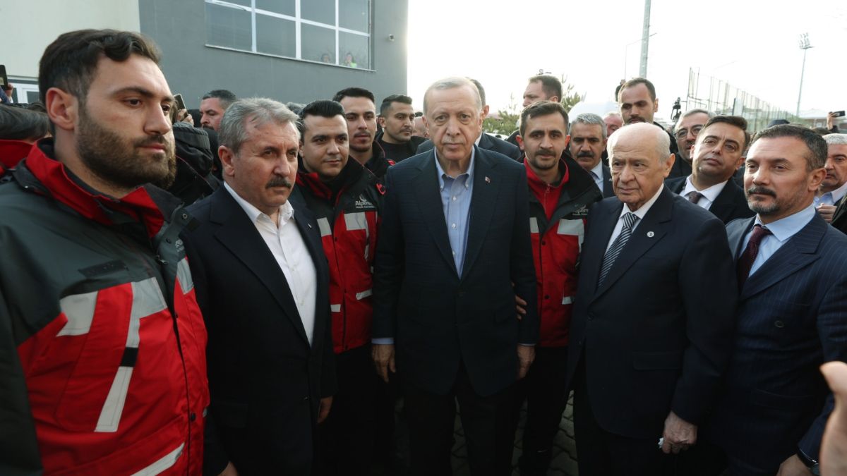 Cumhur İttifakı liderleri Alperen Ocakları'nın arama-kurtarma ekibiyle görüştü