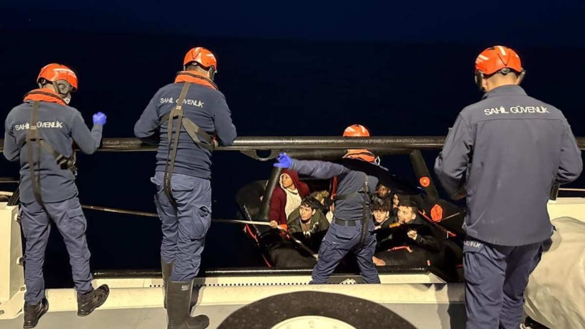 İzmir'de Yunanistan'ın geri ittiği kaçak göçmenler kurtarıldı