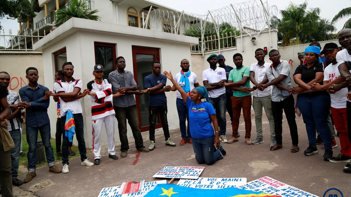 Ülkelerinde Fransa Cumhurbaşkanı Macron'u istemeyen Afrikalılar protesto düzenledi