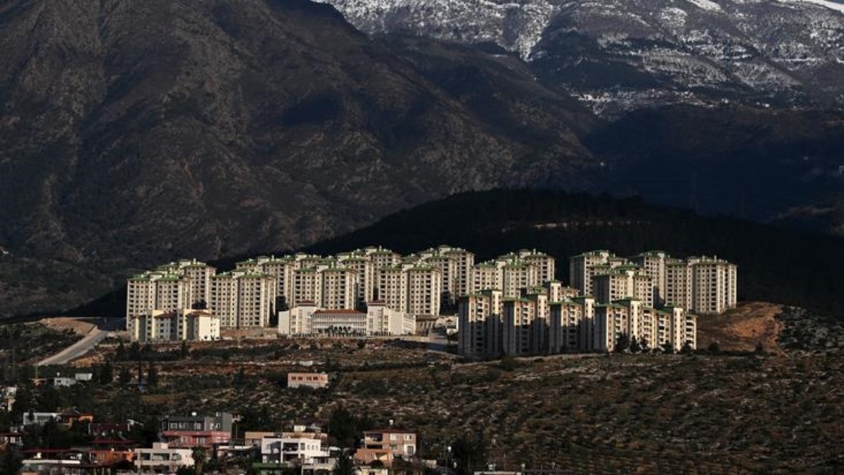 Hatay'da deprem bölgesinde TOKİ binalarının incelemesi yapıldı
