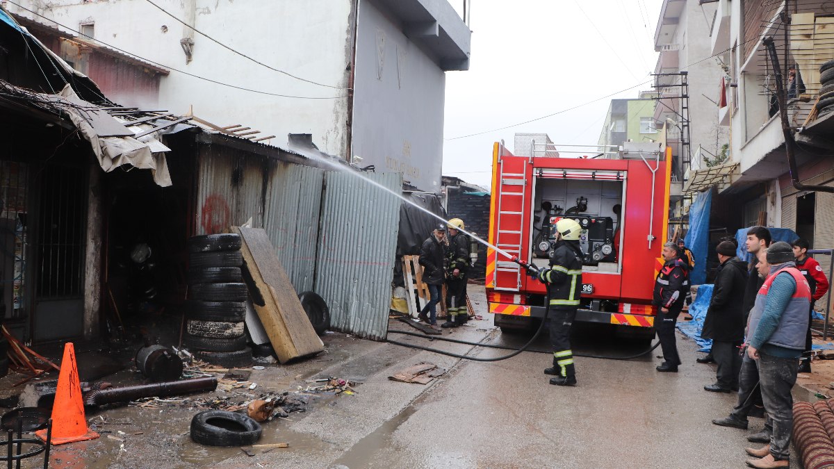 Samsun'daki mobilya deposunda soba patladı
