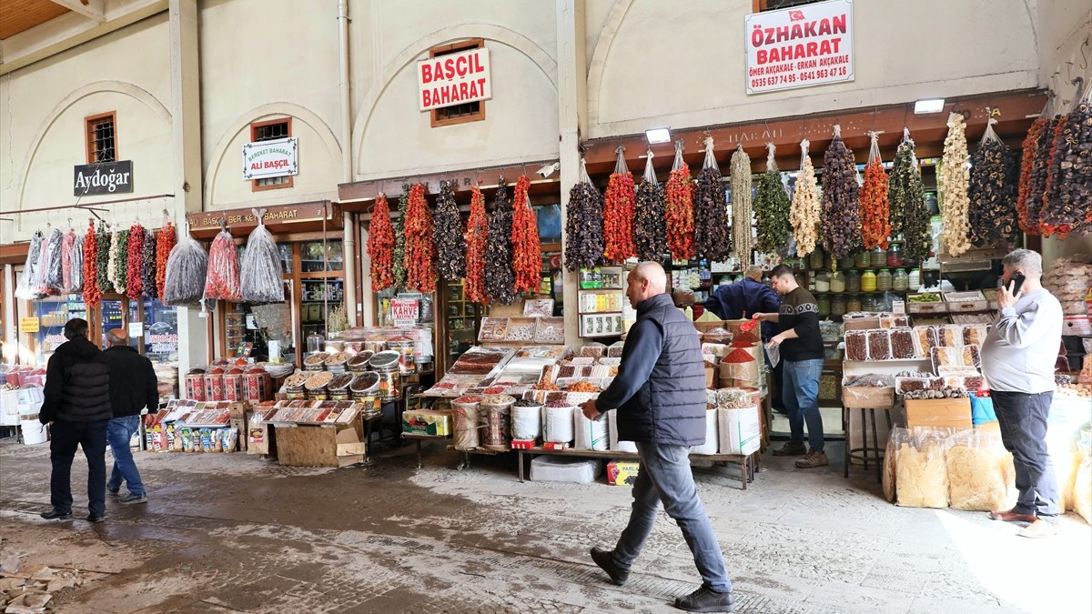 Tarihi Maraş Çarşısı esnafı depremin ardından yeniden kepenk açmaya başladı