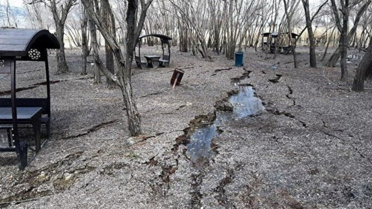 Adıyaman'daki Gölbaşı Gölleri Tabiat Parkı'nda yarıklar oluştu