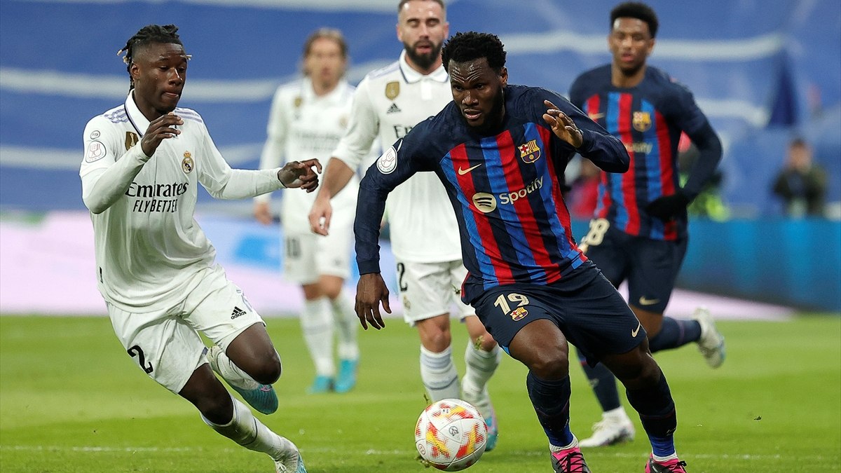 El Clasico'da konuk olduğu Real Madrid'i deviren Barcelona avantajı kaptı