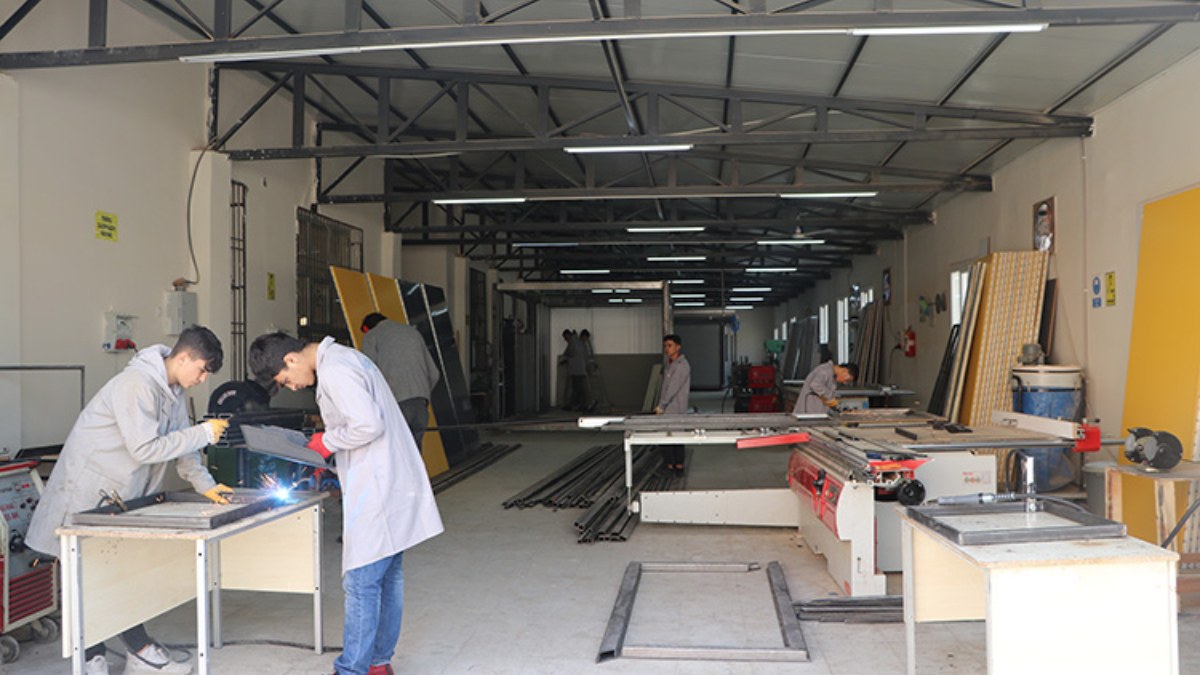 Gaziantep'te meslek liseliler, depremzede öğrenciler için güneş enerjili konteyner üretiyor