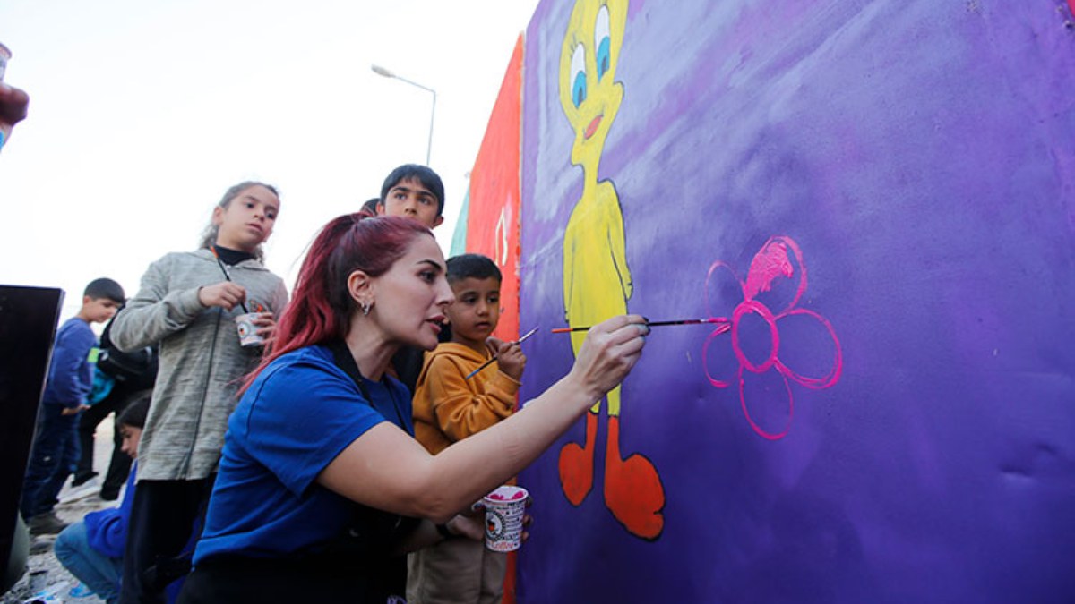 Gönüllü ressam, Adıyaman'da depremzede çocukların dünyasını renklendiriyor