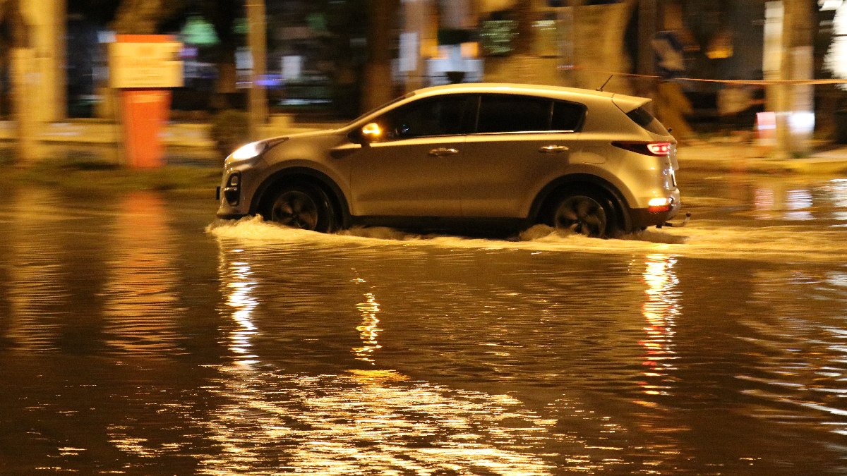 4,5 büyüklüğündeki deprem sonrası Hatay İskenderun'da deniz taştı