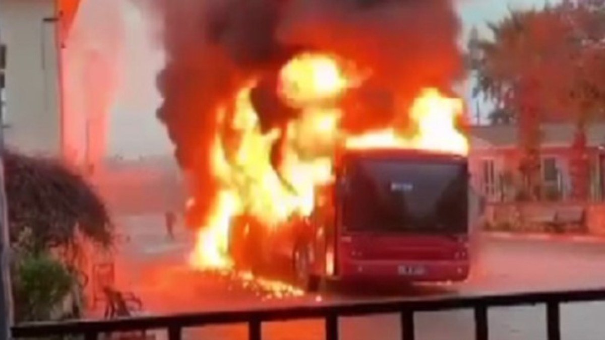 İzmir'deki belediye otobüsü alev aldı: Araç kullanılamaz hale geldi
