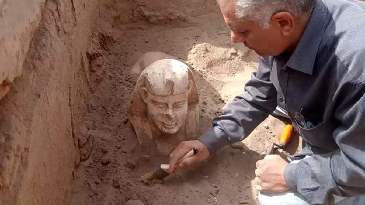 Mısır'da ‘gülümseyen mini sfenks’ bulundu