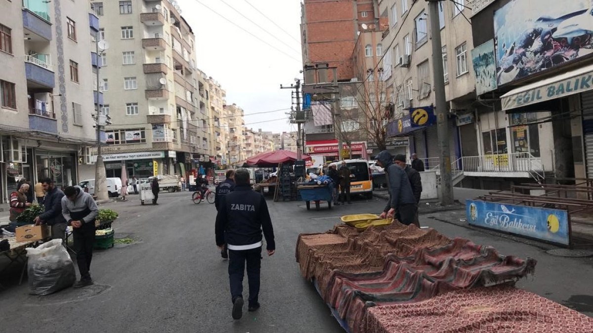 Diyarbakır'da ağır hasarlı binaların çevresinde semt pazarları için güvenlik önlemleri