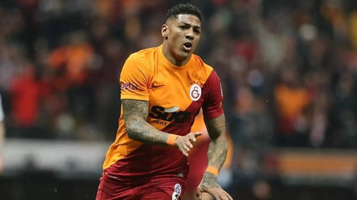 Galatasaray, Van Aanholt'u PSV'ye 1 yıl daha kiraladı