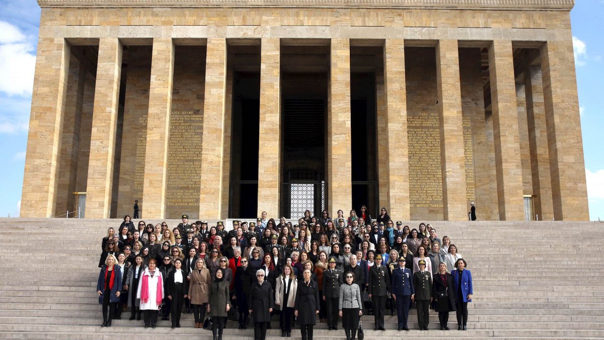 Hulusi Akar'ın eşi Şule Akar ve komutan eşlerinden Anıtkabir'e ziyaret