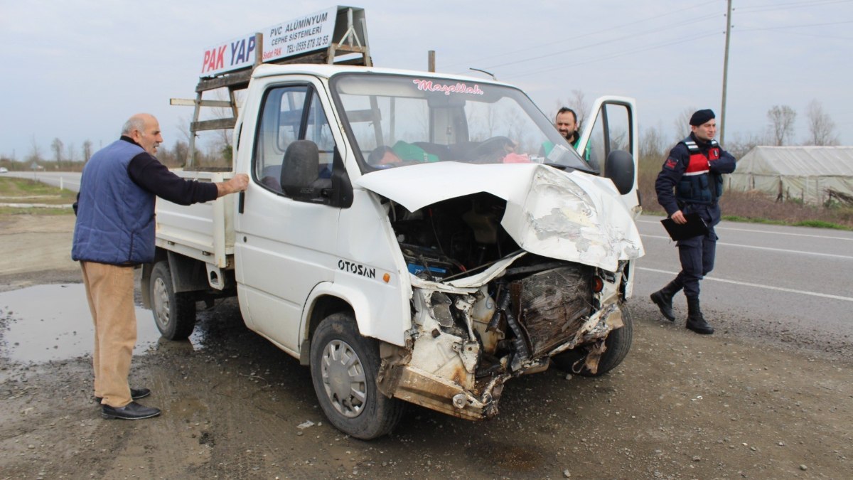 Samsun'da kamyonet otomobille çarpıştı: 3 yaralı