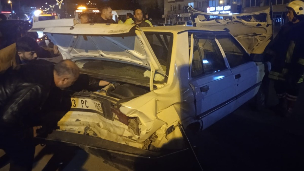 Afyonkarahisar'da genç sürücü park halindeki araçlara çarptı: 1 ölü, 4 yaralı