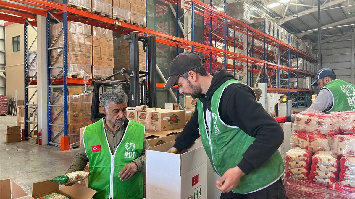 İHH'nin Kilis'teki lojistik merkezinden deprem bölgesine yardım kolileri gönderildi