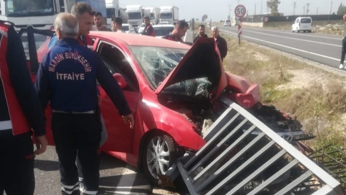 Mardin'de tırın sıkıştırdığı otomobile bariyer ok gibi saplandı: 4 yaralı