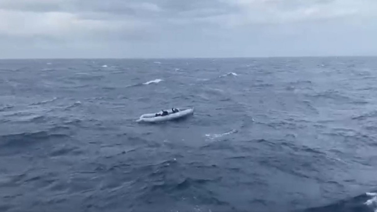 Aydın açıklarında yarı batık bottan 10 göçmen kurtarıldı: 21 kayıp