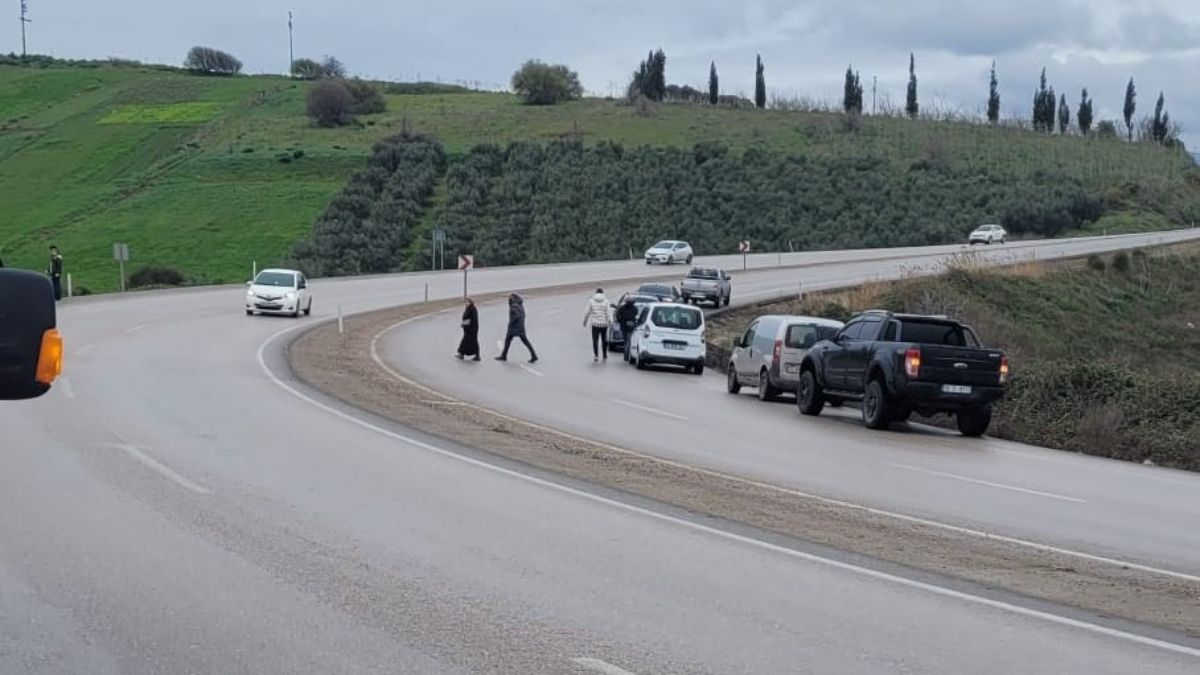 Balıkesir'de araç tarlaya uçtu: 2 yaralı