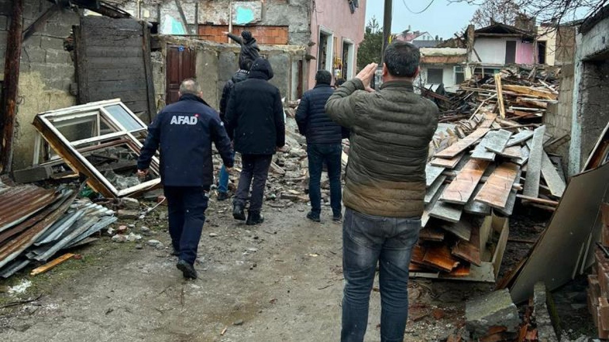 Bolu'da kentsel dönüşüm yıkımında bina duvarı çöktü: 2 yaralı