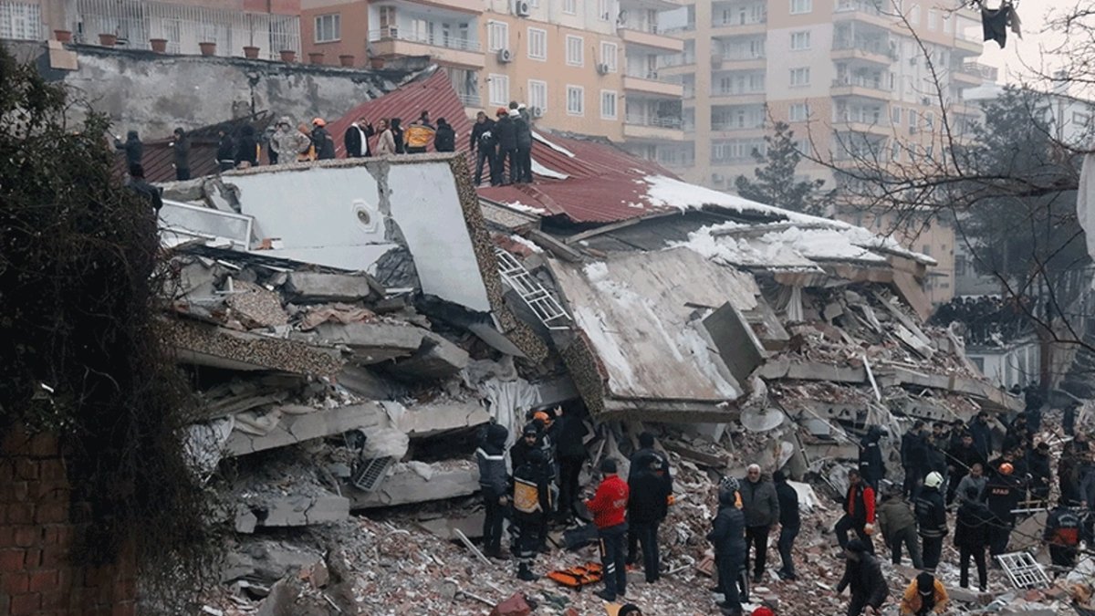 Türkiye'de deprem, medyanın birinci gündemi olmayı sürdürüyor