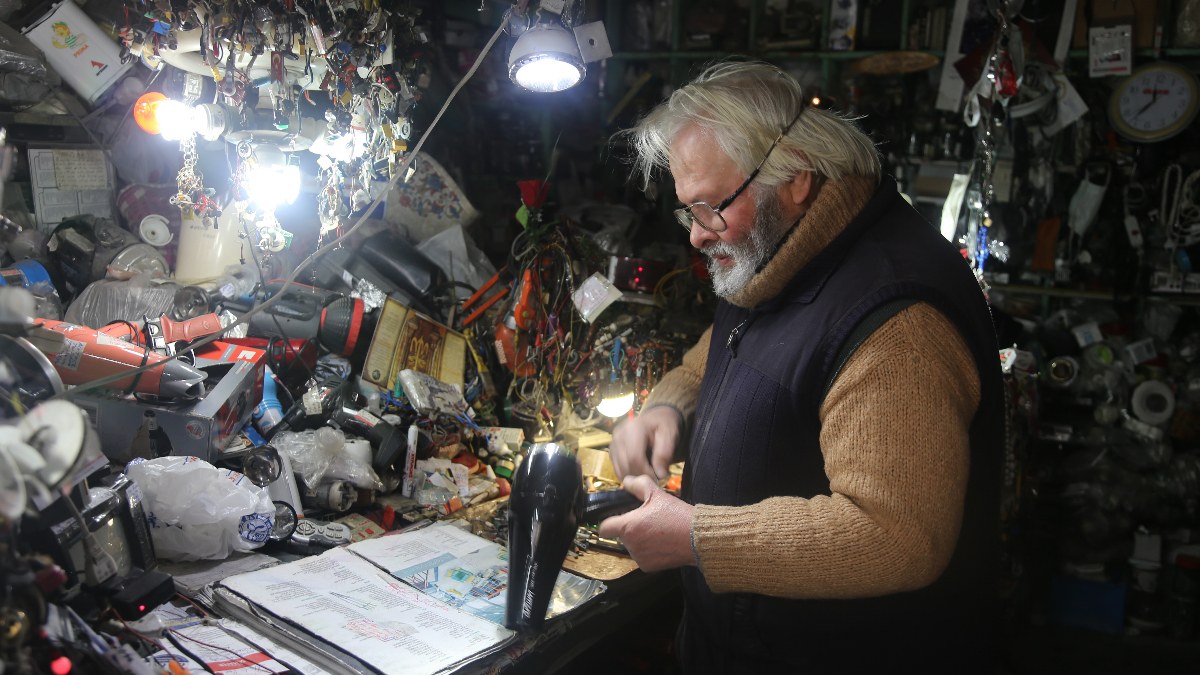 Kastamonu'da elektrik ustası, 50 yıldır unutulan cihazları biriktiriyor