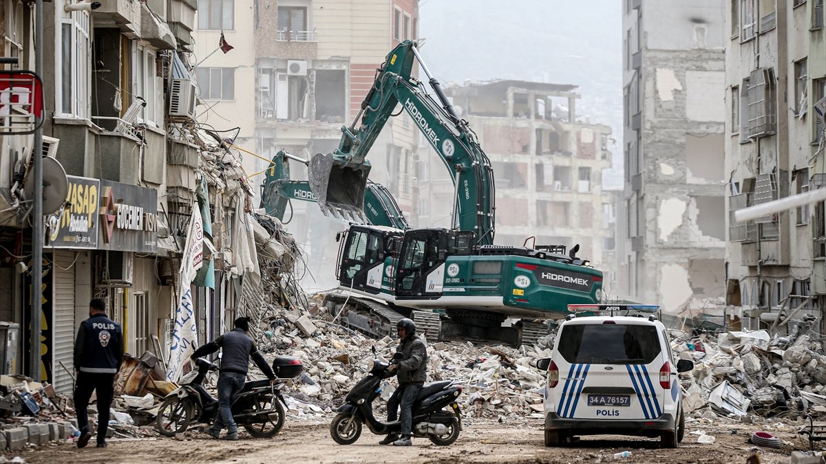 İngiliz mühendisler, deprem bölgesinde yıkımı araştırıyor