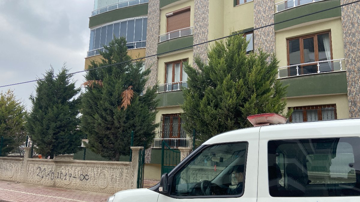 Konya'da cinnet getiren genç, annesini bıçakladı